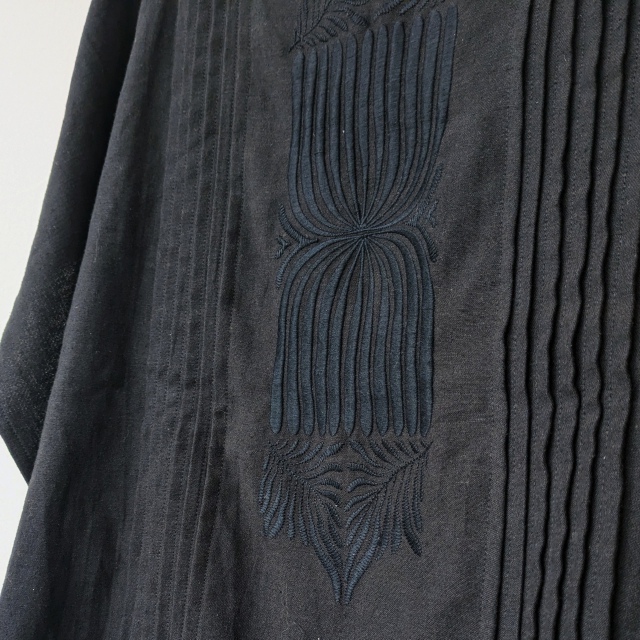 Bohemians 綿麻バックサテン-ポルト刺繍スクエアシャツ / Cotton-Linen Porte EMB Square Shirt (Black) - 画像 (4)