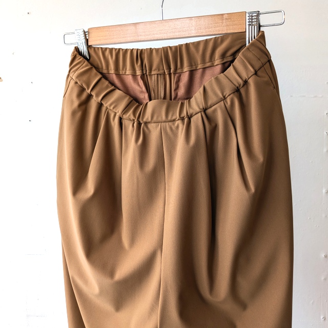 FANTASTICDAYS ポリエステルストレッチテーパードパンツ MOTION (Camel) - 画像 (2)