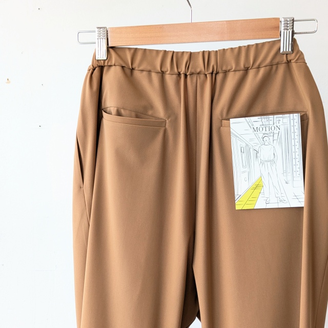 FANTASTICDAYS ポリエステルストレッチテーパードパンツ MOTION (Camel) - 画像 (4)